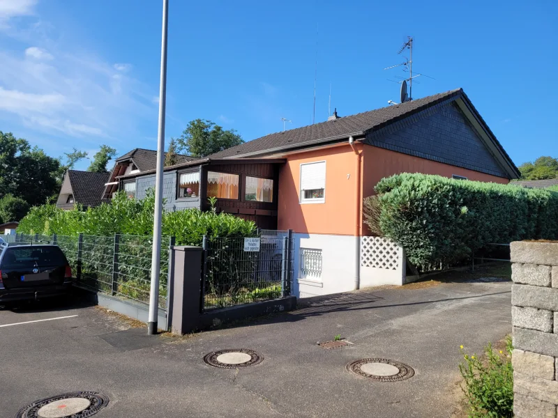 Eckansicht - Haus kaufen in Siegburg - MANNELLA *Mehr Platz als man denkt* Bungalow mit Wintergarten, Keller & Garage in Wolsdorf