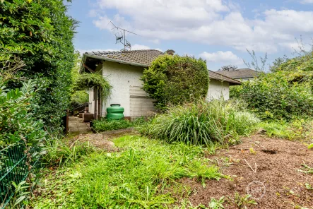 Garten - Haus kaufen in Neunkirchen-Seelscheid - MANNELLA * Entfalten Sie das volle Potenzial* Sanierungsbedürftiges Haus für Anpacker.