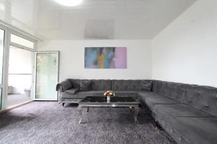 Wohnzimmer  - Wohnung kaufen in Lohmar - MANNELLA * 4-Zimmer Wohnung mit Garage, als Kapitalanlage oder zur Eigennutzung im Lohmarer Zentrum.*