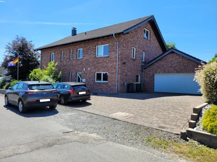 Eckansicht mit Garage - Haus kaufen in Windeck - MANNELLA *Entspannt in die Zukunft.* Großzügig wohnen mit Erdwärme & Pool in toller Lage Rosbachs