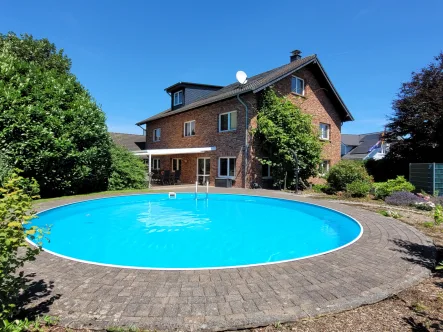 Eckansicht mit Pool - Haus kaufen in Windeck - MANNELLA *Entspannt in die Zukunft.* Großzügig wohnen mit Erdwärme & Pool in toller Lage Rosbachs