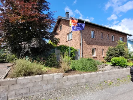 Eckansicht - Haus kaufen in Windeck - MANNELLA *Entspannt in die Zukunft.* Großzügig wohnen mit Erdwärme & Pool in toller Lage Rosbachs