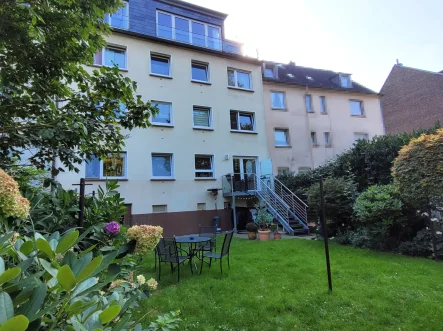 Rückansicht mit Garten - Haus kaufen in Essen / Bochold - MANNELLA *Vermieten mit Parkblick* Modernisiertes Mehrfamilienhaus fußläufig zum Bahnhof Borbeck-Süd