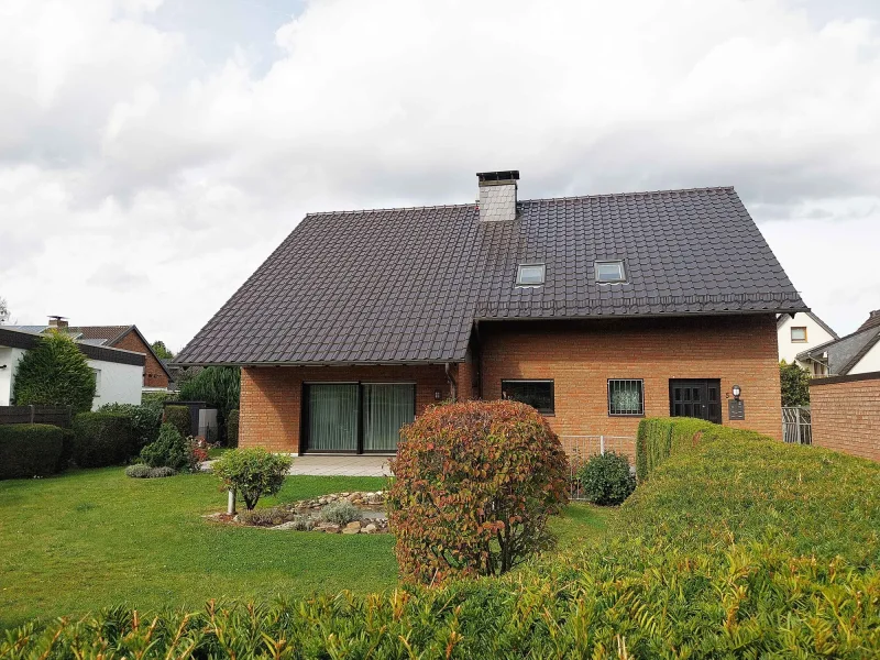 Vorderansicht - Wohnung mieten in Sankt Augustin - MANNELLA *Großzügige Erdgeschoss Wohnung* mit Garten und Garage in ruhiger Wohngegend von Niederpleis