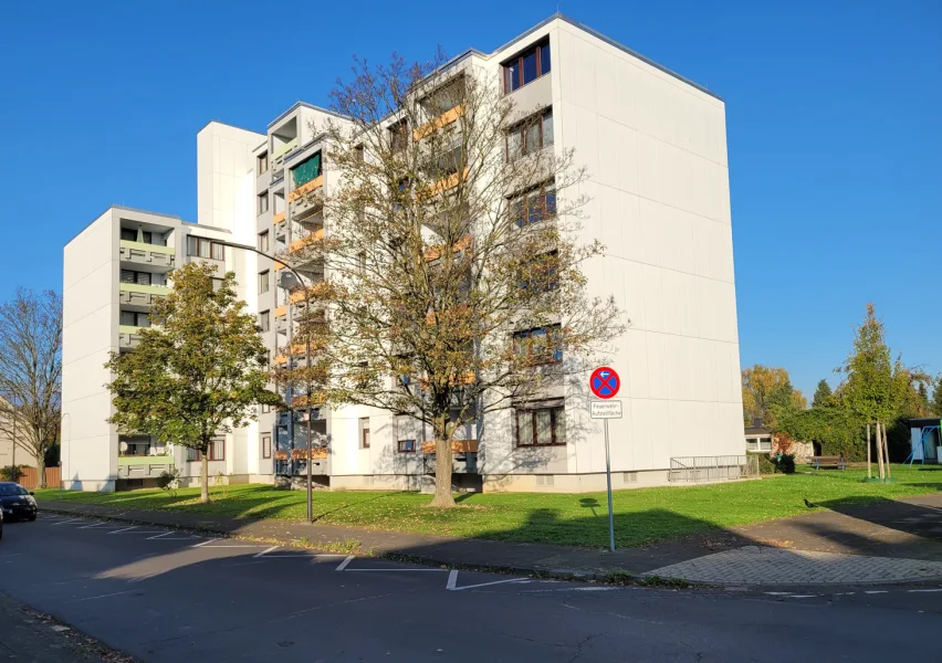 Eckansicht - Wohnung kaufen in Troisdorf - MANNELLA *Hoch hinaus* Renovierungsbedürftige  Wohnung mit Weitblick, Aufzug und Tiefgarage