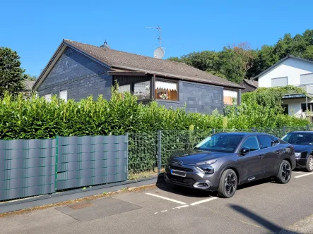 Eckansicht - Haus kaufen in Siegburg - MANNELLA *Mehr Platz als man denkt* Bungalow mit Wintergarten, Keller & Garage in Wolsdorf