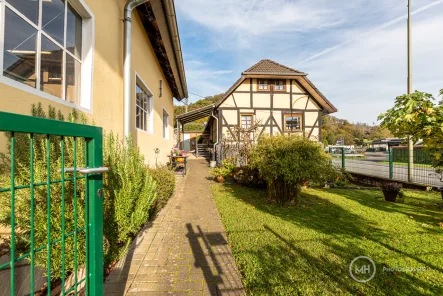 Zuwegung Wohnhaus - Haus kaufen in Rösrath - MANNELLA *Historisches Fachwerkjuwel mit Werkstatthalle* in Zentrallage von Hoffnungsthal