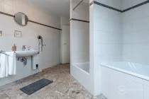 Badezimmer mit Dusche und Badewanne