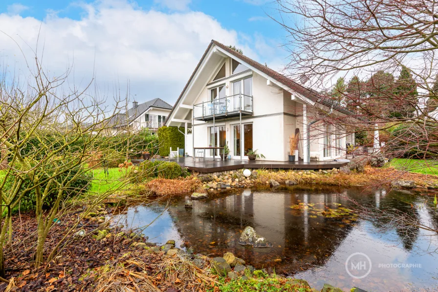 Ansicht mit Gartenteich - Haus kaufen in Neunkirchen-Seelscheid - MANNELLA *Freistehendes Traumhaus* Giebeloffen - mit traumhaftem Weitblick