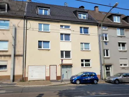 Vorderansicht - Haus kaufen in Essen - MANNELLA *Vermieten direkt am Park* Modernisiertes Mehrfamilienhaus fußläufig zum Bahnhof Borbeck-Süd