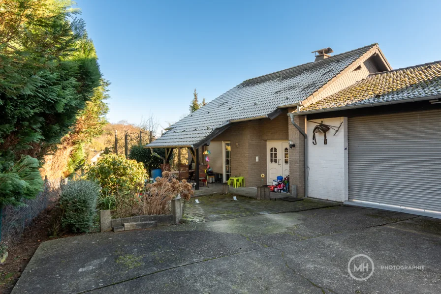 Garage mit Hinterhaus - Haus kaufen in Ruppichteroth - MANNELLA *Ein Grundstück - 2 Häuser* dazwischen Großgarage - ein Haus vermietet, eins zum Selbstbezug