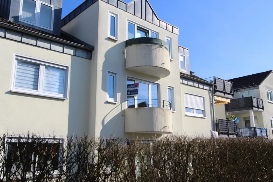 Hausansicht Balkon - Wohnung kaufen in Lohmar - MANNELLA *Charmantes Apartment mit Balkon - Zentrumsnah und einladend.*