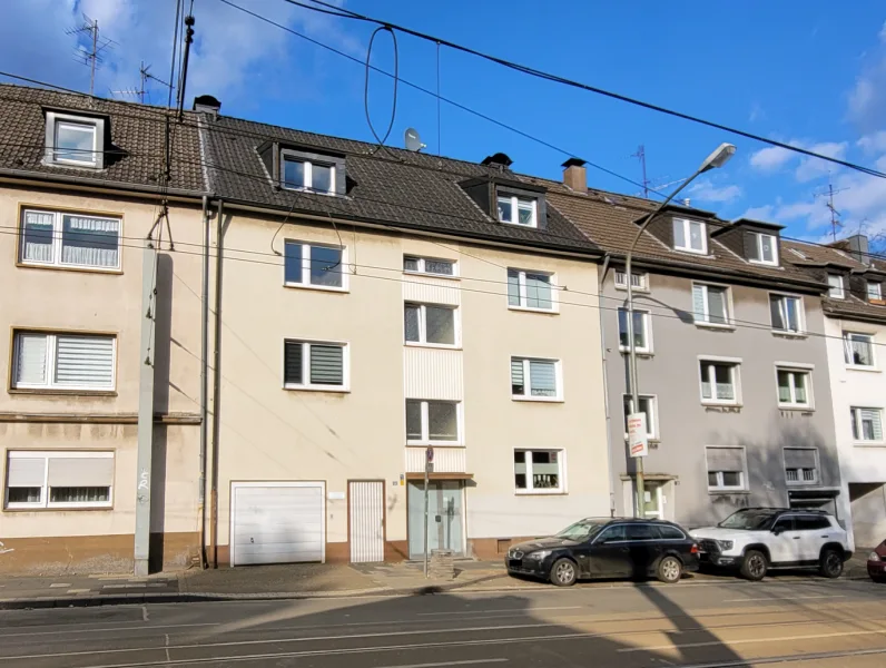 Vorderansicht - Haus kaufen in Essen - MANNELLA *Vermieten direkt am Park* Modernisiertes Mehrfamilienhaus fußläufig zum Bahnhof Borbeck-Süd