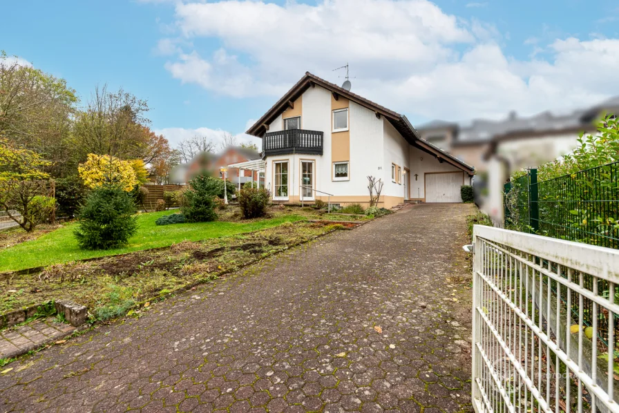 Außenansicht - Haus kaufen in Neunkirchen-Seelscheid - MANNELLA *Eleganz, Komfort & viel Platz zum Wohlfühlen* Freistehendes Traumhaus in Seelscheid.