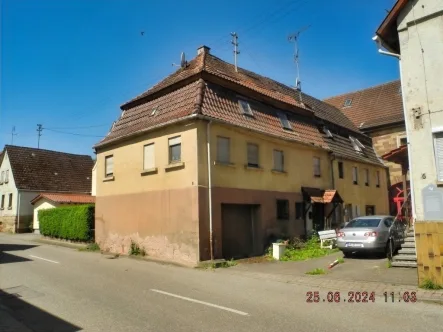 Straßenansicht mit Hauseingang - Haus kaufen in Neuenstadt - ! ZWANGSVERSTEIGERUNG ! Keine Käuferprovision ! Renovierungsbedürftiges Wohnhaus in Neuenstadt a. K.