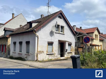  - Haus kaufen in Alzey - **Einfamilienhaus mit genehmigten Neubauplänen für ein Zweifamilienhaus**