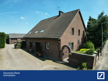 Hausansicht - Haus kaufen in Oberhausen - Einfamilienhaus mit Büro und Gewerbehallen am Golfplatz