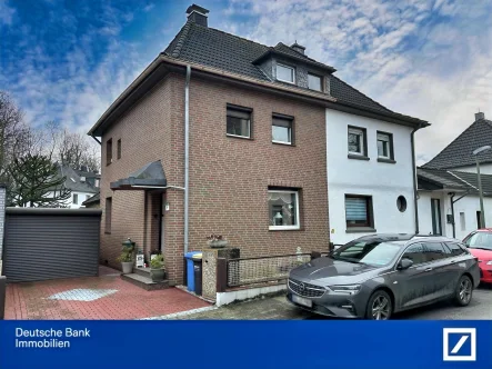 Frontansicht - Haus kaufen in Essen - Charmante Doppelhaushälfte mit schön angelegtem Garten