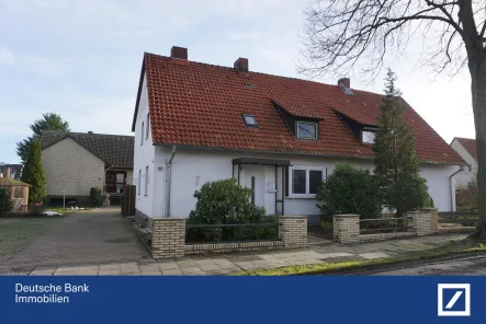 Straßenansicht - Haus kaufen in Wolfsburg - 2018 Kernsanierte DHH mit 2 vermieteten Wohneinheiten als Kapitalanlage