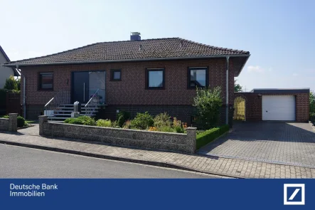 Straßenansicht - Haus kaufen in Groß Twülpstedt - Gut geschnittener Bungalow mit freiem Blick zzgl. Keller und Garage