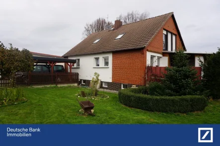 Gartenansicht - Haus kaufen in Wolfsburg - EFH mit zwei vermieteten Einliegerwohnungen + Kamin + Doppelcarport 