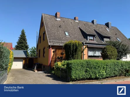 Straßenansicht - Haus kaufen in Wolfsburg - DHH mit Charme, wassergeführten Kamin und Garage 