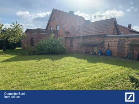 Gartenansicht - Haus kaufen in Barwedel - Charmantes EFH mit großzügigem Garten und Dachterrasse + Garage