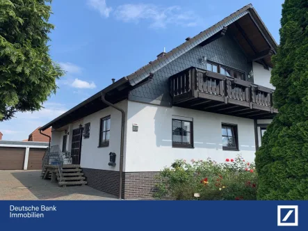 Straßenansicht - Haus kaufen in Jembke - Großzügiges Zweifamilienhaus mit Doppelgarage und Brunnen