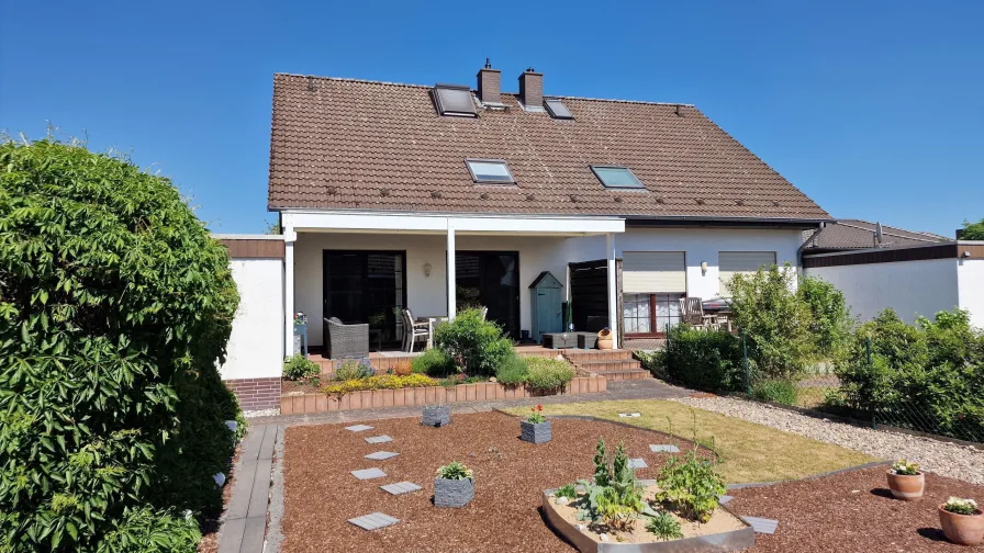 Gartenansicht - Haus kaufen in Sassenburg - Doppelhaushälfte auf sonnigem Grundstück im naturnahem Westerbeck