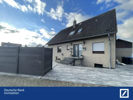 Straßenansicht - Haus kaufen in Lengede - Attraktive Kapitalanlage mit 8% Rendite!Drei modernisierte Wohnungen in einem Haus.