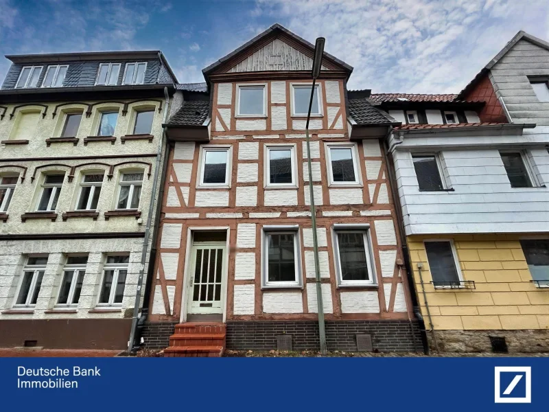 Außenansicht - Haus kaufen in Helmstedt - Sanierungsbedürftiges Mehrfamilienhaus in zentraler Lage von Helmstedt!