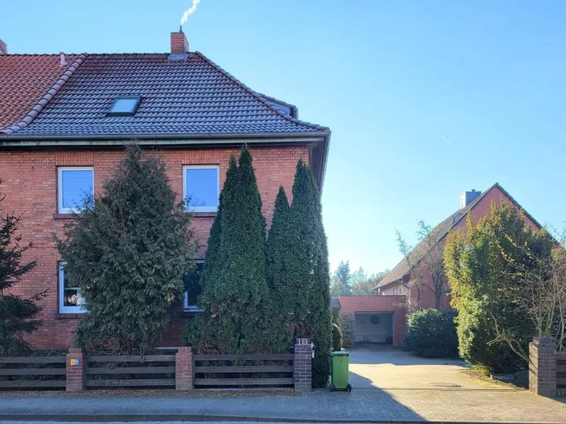 Ansicht Straßenseite - Haus kaufen in Braunschweig - Ideal für Mehrgenerationenwohnen oder Wohngemeinschaften