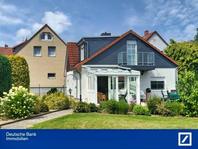 Gartenseite - beide Häuser - Haus kaufen in Braunschweig - Zwei Wohnhäuser mit Mehrgenerationen-Potenzial in idyllischer Wohnlage