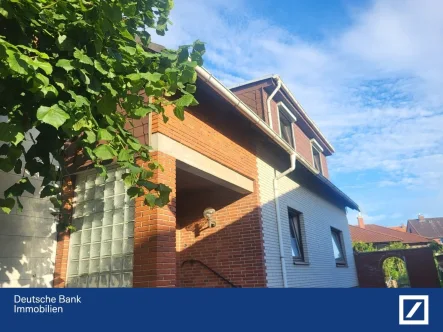 Ansicht Eingangsseite - Haus kaufen in Cremlingen - Einfamilienhaus in idyllischer Wohnlage