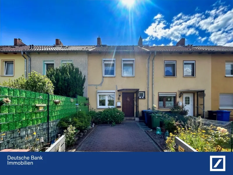 Außenansicht - Haus kaufen in Helmstedt - Reihenmittelhaus mit eigenem Garten und Stellplatz!