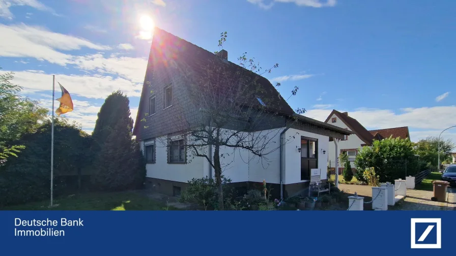 Straßenansicht - Haus kaufen in Gifhorn - Charismatisches Einfamilienhaus mit Wellnessbereich in Gamsen