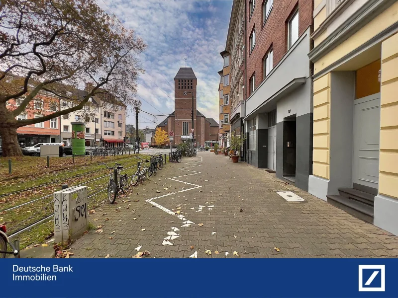 Straßenansicht - Haus kaufen in Düsseldorf - Mehrfamilienhaus in attraktiver Lage von Düsseldorf-Unterbilk! 
