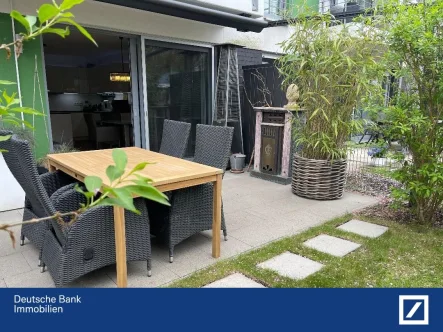 Terrasse mit Garten - Wohnung kaufen in Düsseldorf - Moderne 2-Zimmer Erdgeschosswohnung mit Tiefgarage, Terrasse und Garten im schönen Gerresheim