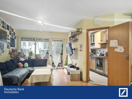 Wohnzimmer - Wohnung kaufen in Düsseldorf - 2-Zimmer-Wohnung mit Garten und Tiefgaragenplatz 