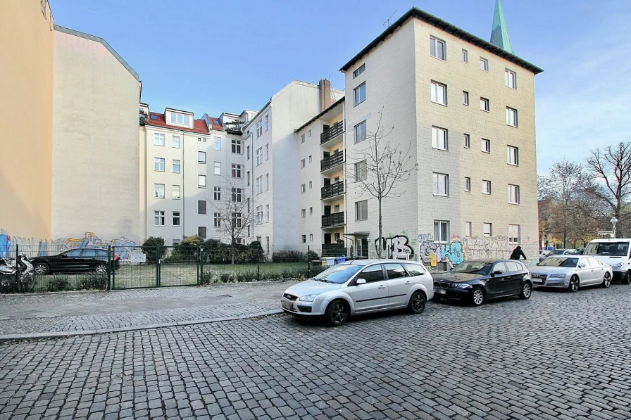 Hauseingangsseite + Parkplatz - Wohnung kaufen in Berlin - Geräumiges Apartment bezugsfrei mit modernem Bad und EBK