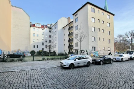 Hauseingangsseite + Parkplatz - Wohnung kaufen in Berlin - Geräumiges Apartment bezugsfrei mit modernem Bad und EBK