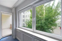 Große Fenster und Südbalkon