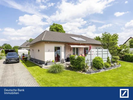 Vorderansicht mit Zufahrt - Haus kaufen in Berlin - *EXQUISITER BUNGALOW*EFH mit Stil*Topausstattung* Doppelcarport*Solar*altersgerecht*