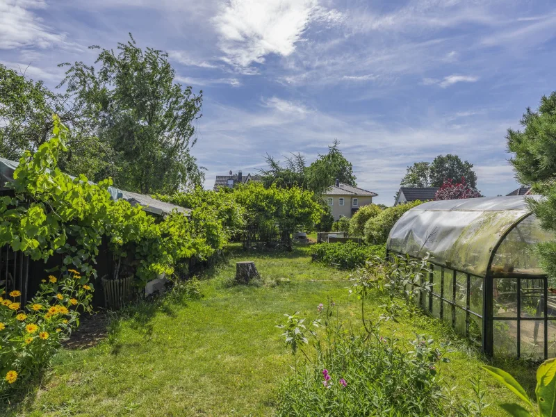 weitläufiger schöner Garten