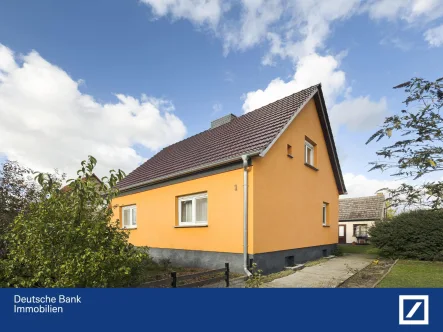 Vorderansicht mit Weg - Haus kaufen in Rhinow - *LANDLIEBE*WNFl. ca. 93 m²*Grd.ca. 1321m²*Gartenparadies*Wärmepumpe*4,5 Zimmer*