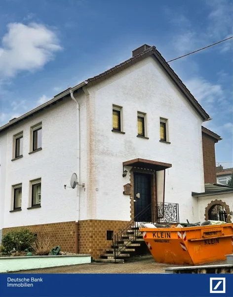 Vorderansicht - Haus kaufen in Schiffweiler - Einfamilienhaus mit idyllischem Garten in Schiffweiler