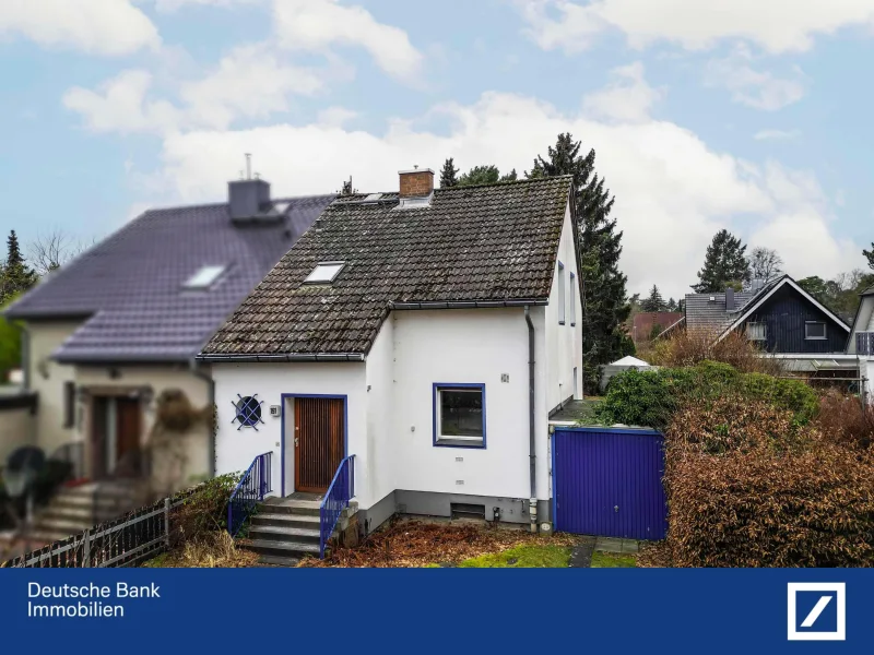 Hausansicht Front - Haus kaufen in Berlin - "KFW-Förderbare Doppelhaushälfte mit Herz & Gemütlichkeit: Wohnen auf großzügigem Grundstück"