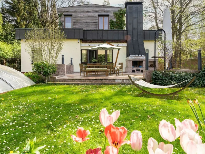 Bereit für den Sommer! - Haus kaufen in Berlin - Moderne Traumvilla: Wohnen, Arbeiten und Entspannen in Perfektion auf 900 m² Grundstück