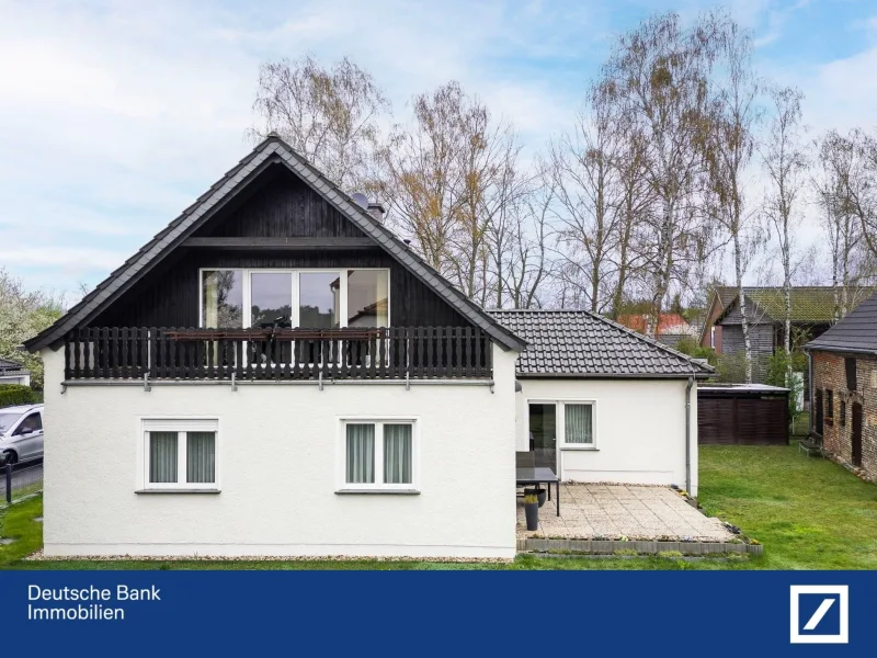 Ansicht mit Balkon & Terrasse - Haus kaufen in Seddiner See - "Historisches Einfamilienhaus mit modernem Komfort: Wohnen und Leben auf großzügigem Grundstück"