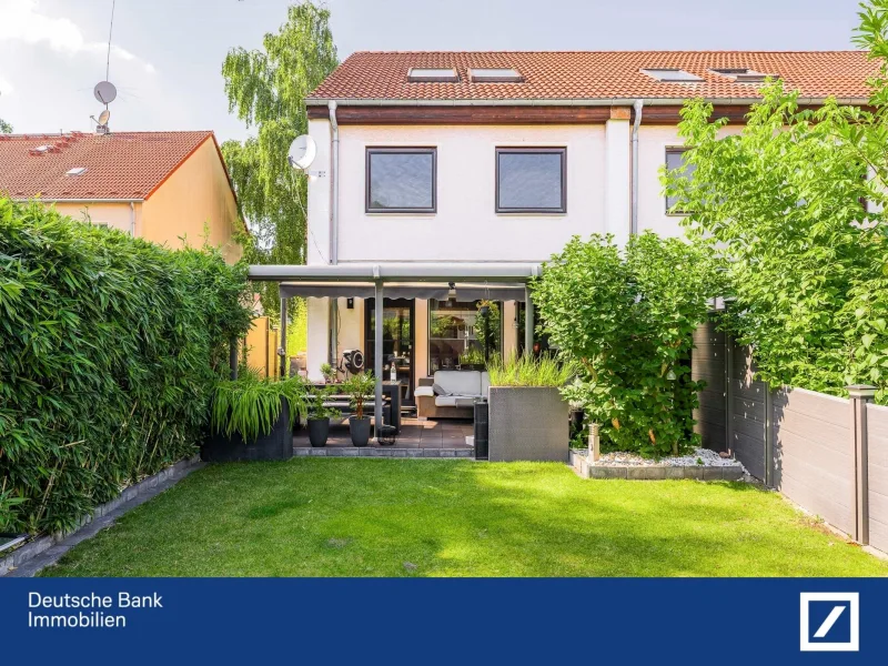 Hausansicht Gartenseitig - Haus kaufen in Berlin - Familienidylle trifft Whirlpool-Spaß – Ihr neues Traumhaus mit Urlaubsfeeling!